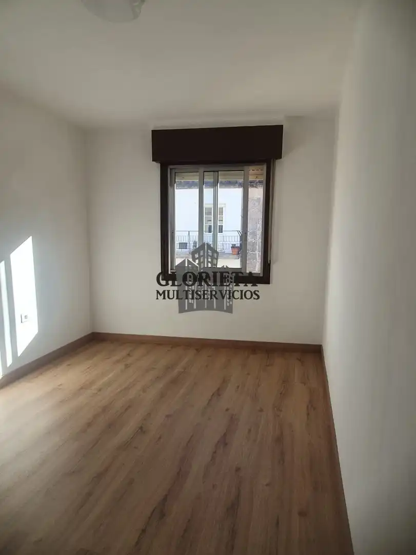 Habitación de Piso en venta en Vigo  con Calefacción, Terraza y Trastero