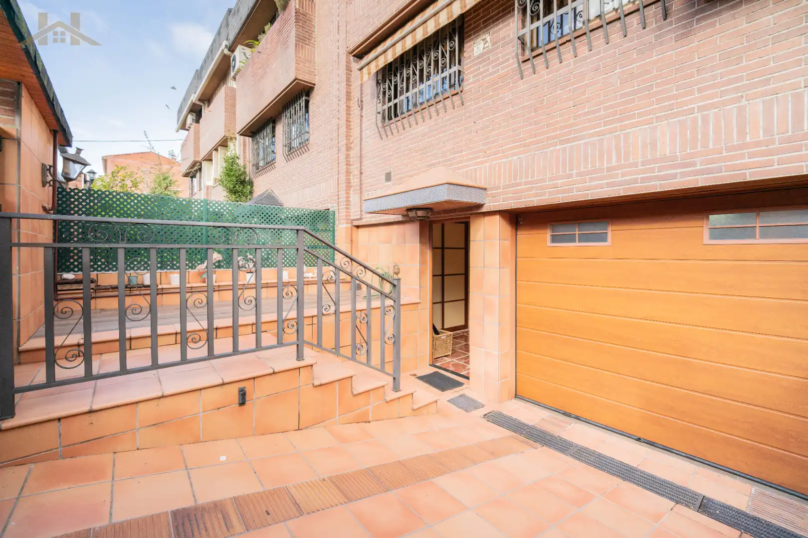 Vista exterior de Casa adosada en venta en Alcobendas con Aire acondicionado, Calefacción y Jardín privado