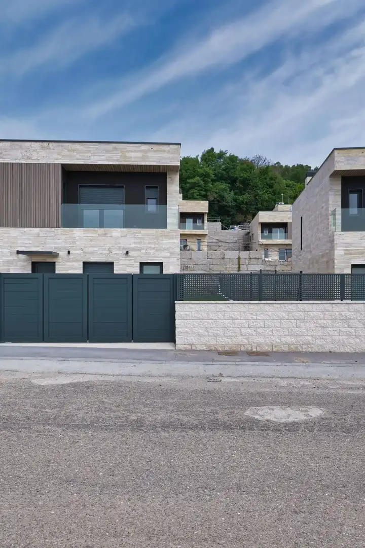 Vista exterior de Casa adosada en venda en Poio amb Jardí privat, Terrassa i Traster