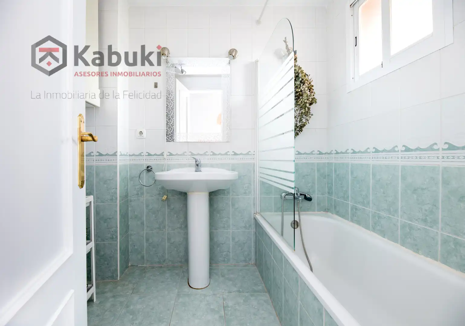 Bathroom of Attic for rent in Granada  with Air Conditioner, Heating and Private garden