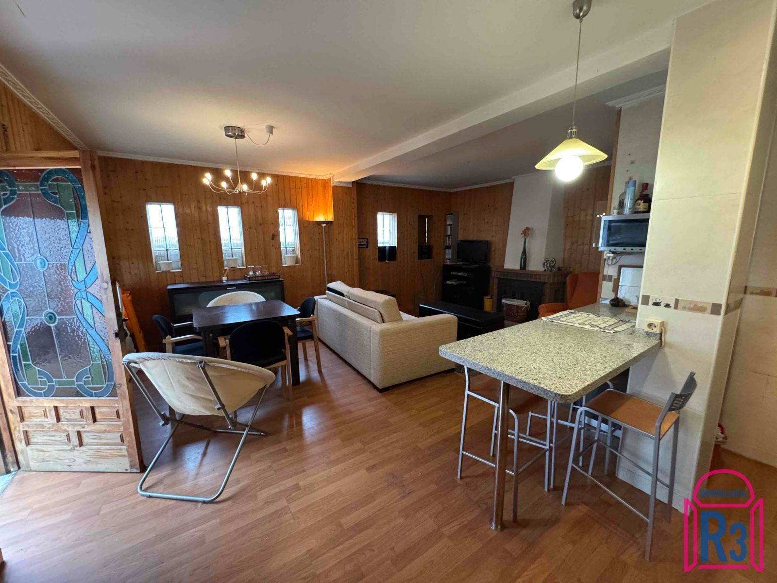 Sala d'estar de Apartament en venda en León Capital  amb Calefacció, Terrassa i Traster