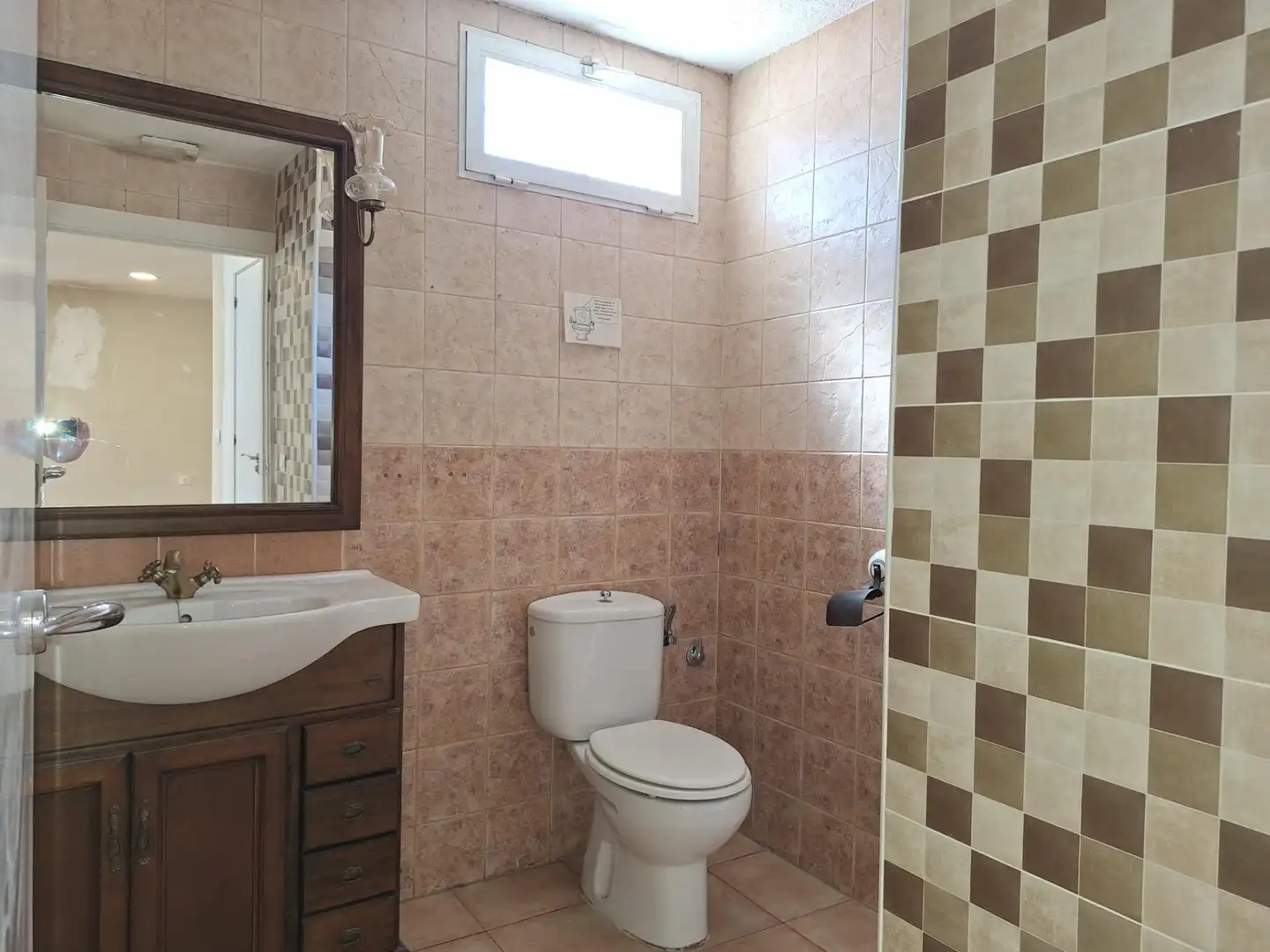 Bathroom of Commercial properties for rent in Armilla