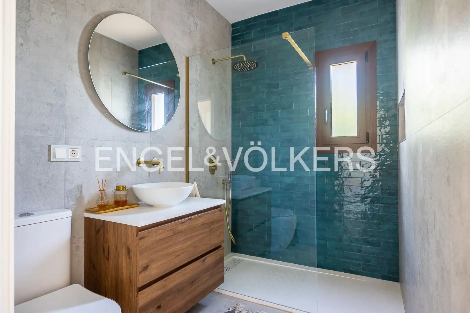 Bathroom of Houses for sale in Valencina de la Concepción  with Air Conditioner, Heating and Private garden