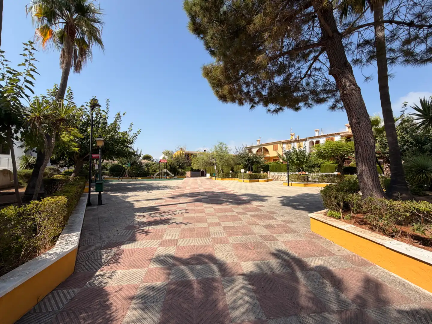 Vista exterior de Casa adosada de lloguer en Benicasim / Benicàssim amb Jardí privat, Terrassa i Traster