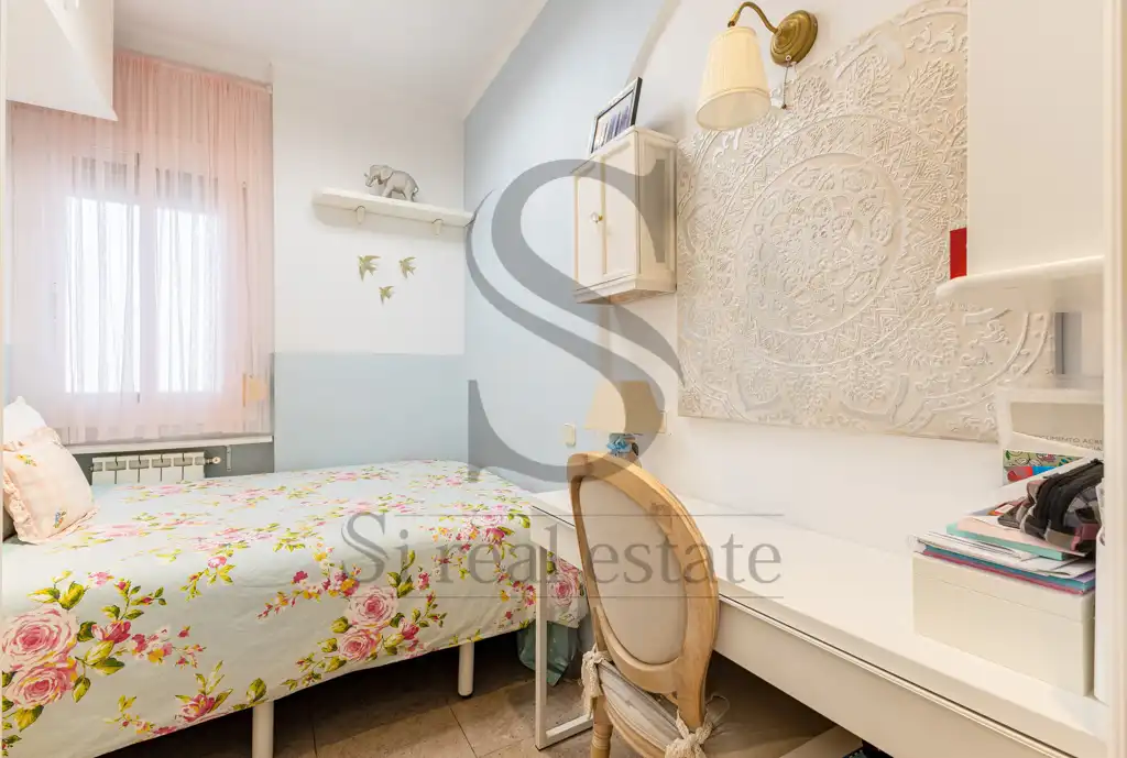 Schlafzimmer von Dachboden zum Verkauf in Barcelona mit Heizung, Terrasse und Abstellraum