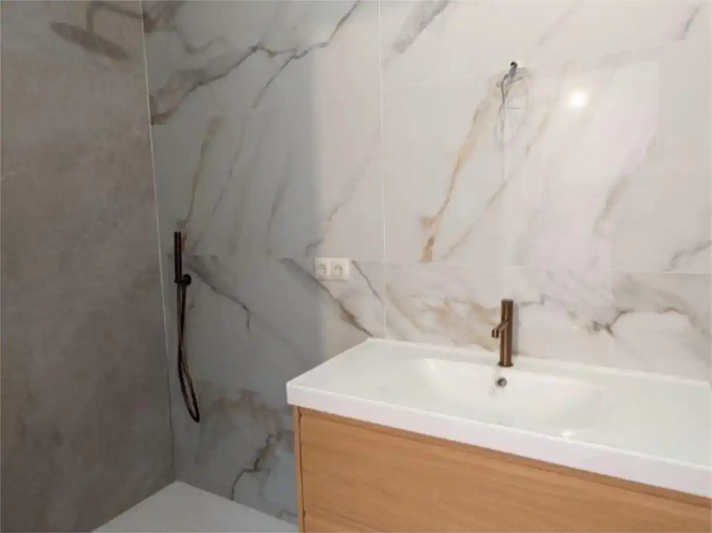 Badezimmer von Wohnung zum Verkauf in  Sevilla Capital mit Klimaanlage, Schwimmbad und Balkon