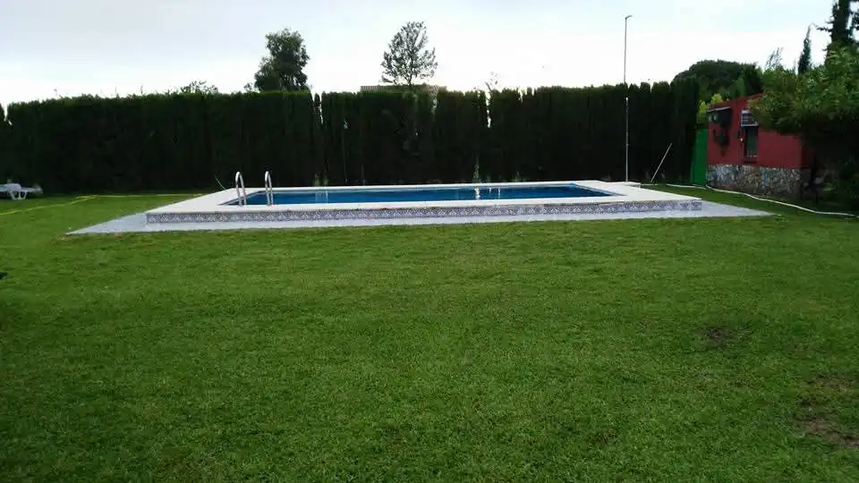 Piscina de Casa o chalet en venta en Sanlúcar la Mayor con Aire acondicionado, Jardín privado y Trastero