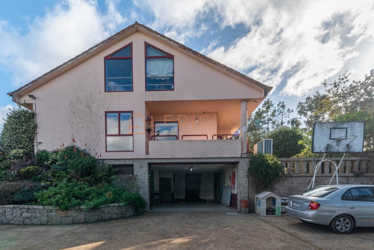 Vista exterior de Casa o xalet en venda en Vigo  amb Calefacció, Jardí privat i Parquet