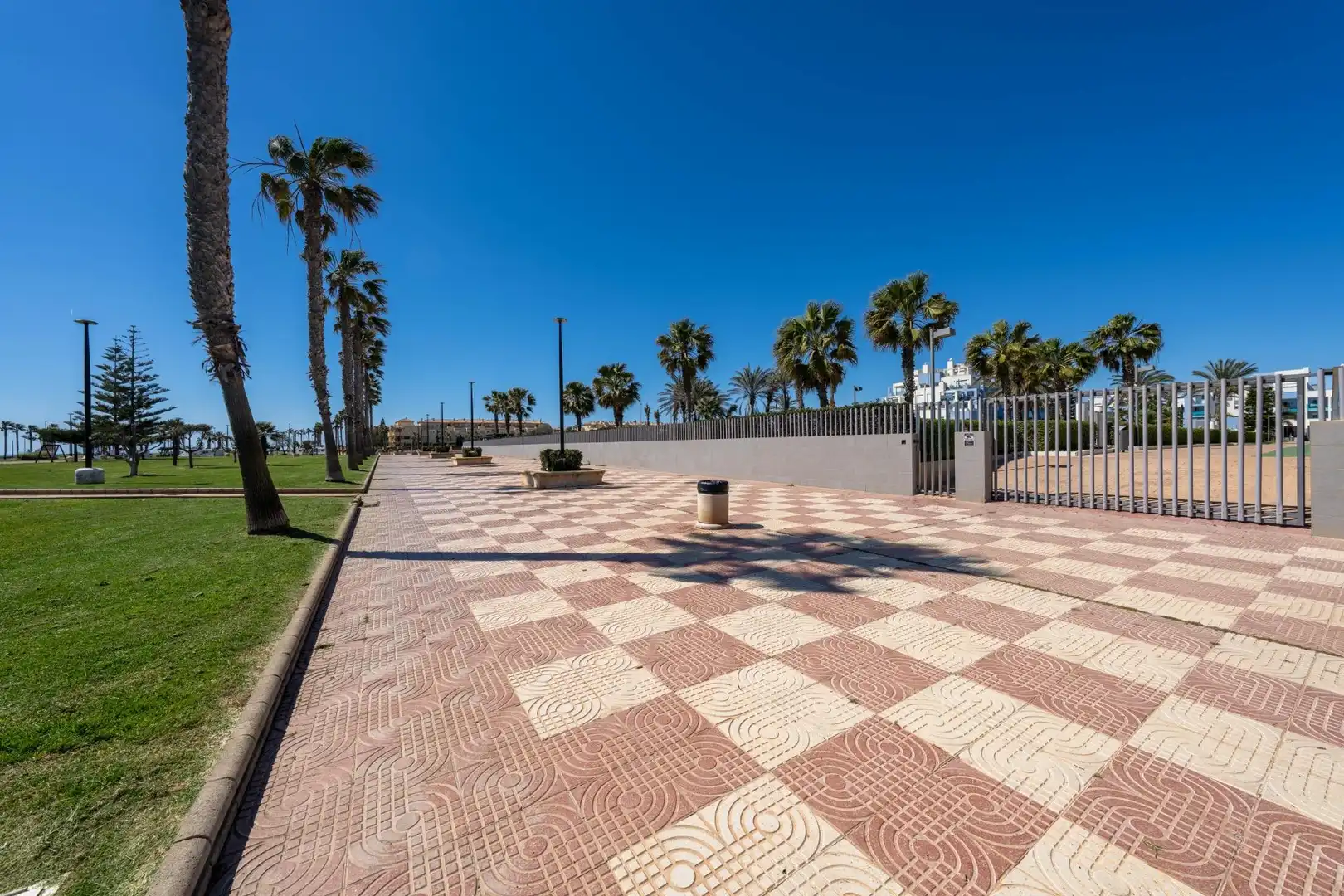 Vista exterior de Apartament en venda en Roquetas de Mar amb Aire condicionat, Calefacció i Jardí privat