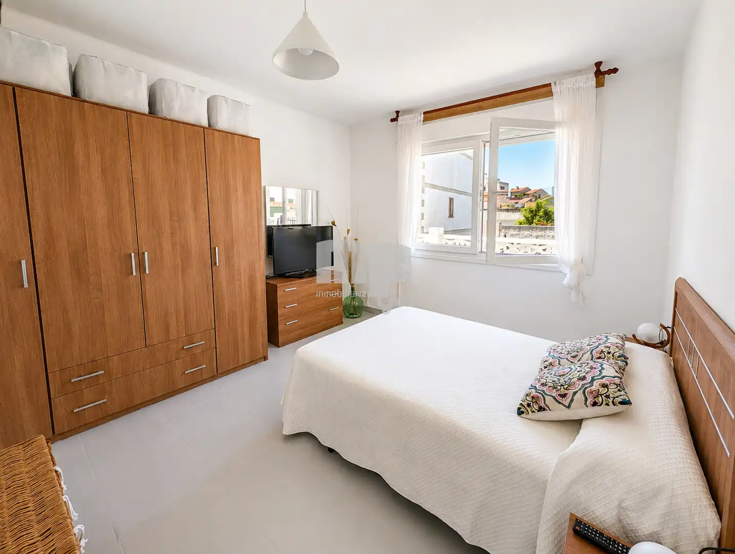 Dormitori de Casa o xalet en venda en Cangas  amb Calefacció, Jardí privat i Parquet