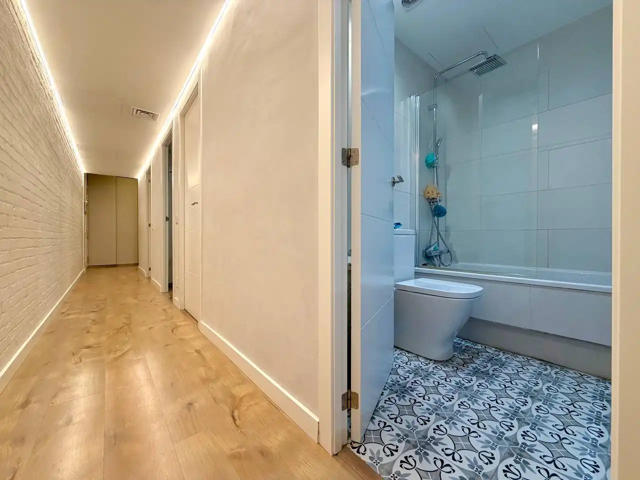 Baño de Piso en venta en Barcelona con Calefacción, Balcón y Domótica
