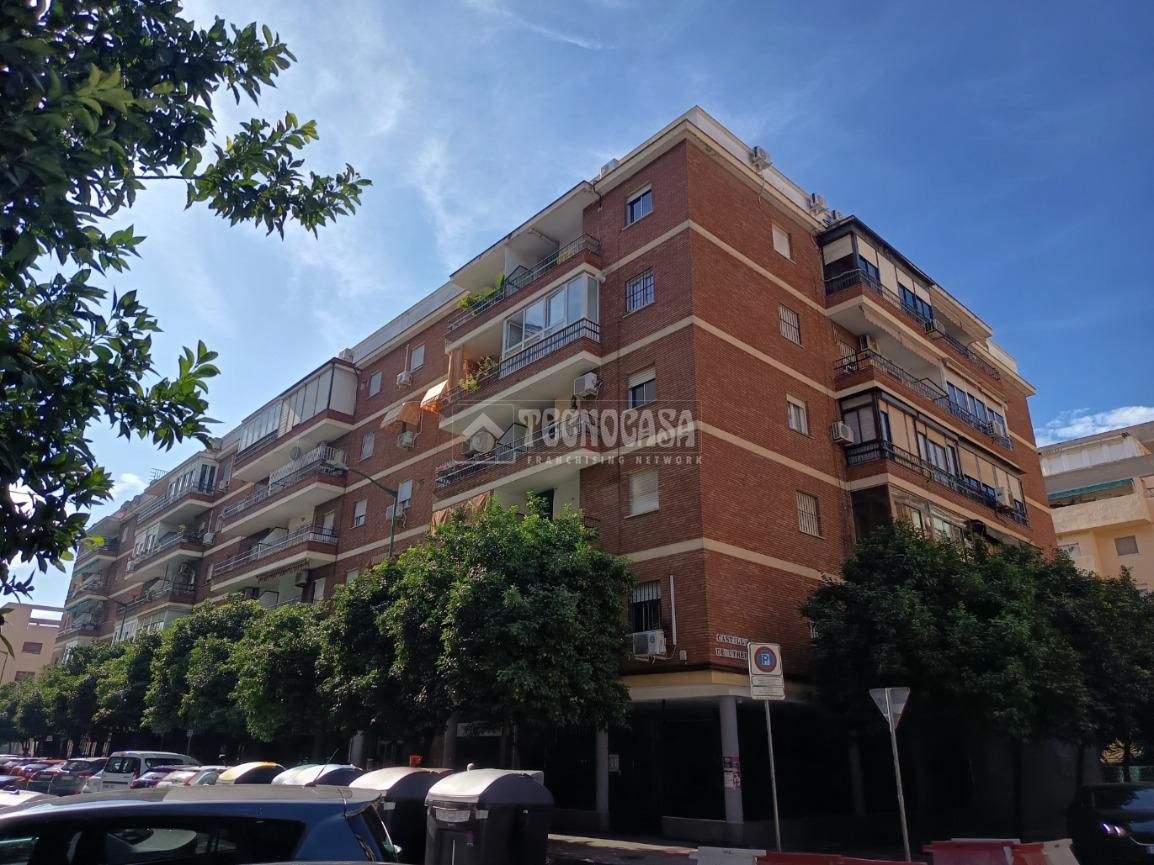 Vista exterior de Piso en venta en  Sevilla Capital