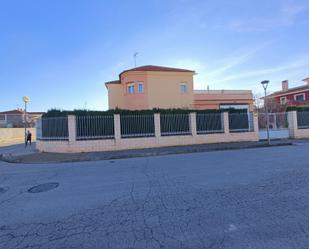 Vista exterior de Casa o xalet en venda en Manzanares amb Terrassa, Piscina i Balcó
