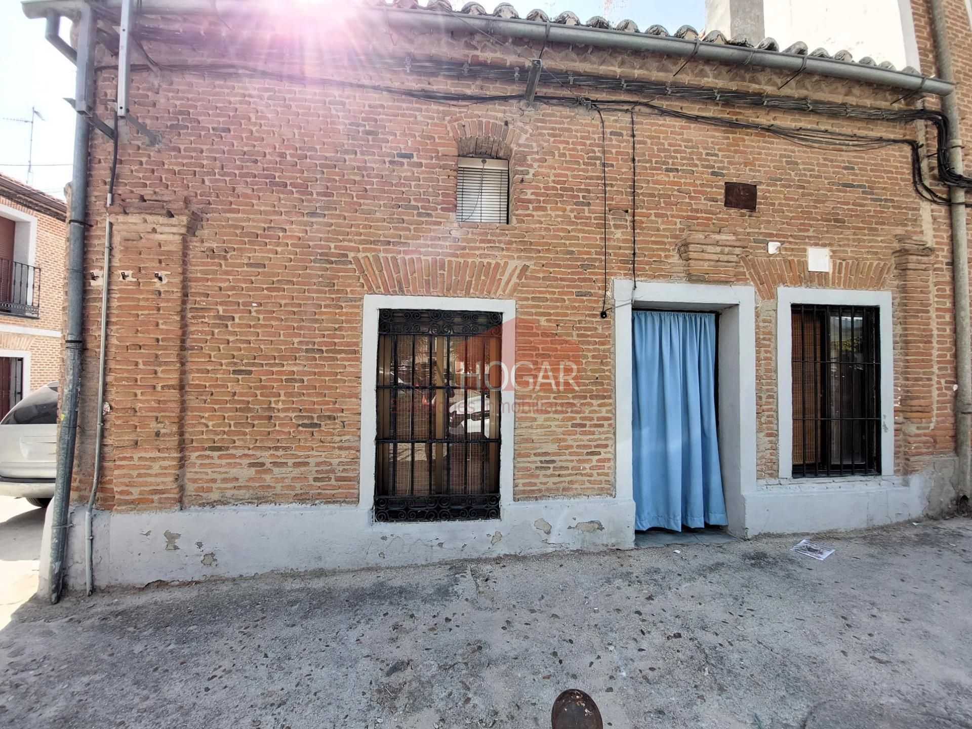 Vista exterior de Casa o xalet en venda en Madrigal de las Altas Torres amb Calefacció