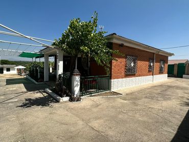 Detached house with pool for sale in Escalona