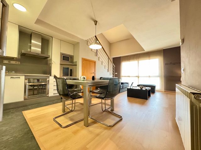 Sala d'estar de Dúplex en venda en El Prat de Llobregat amb Aire condicionat, Calefacció i Parquet