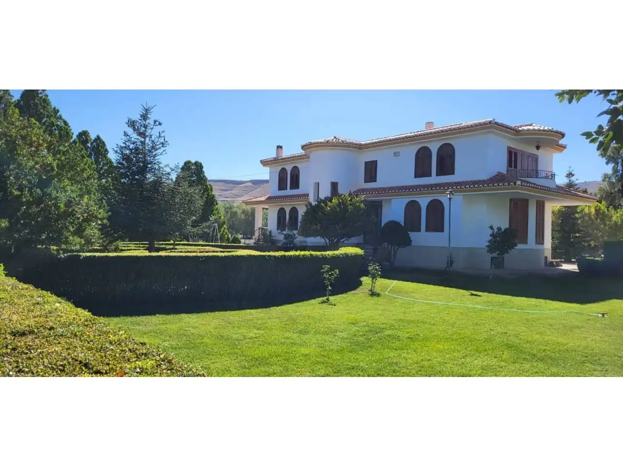 Vista exterior de Casa o xalet en venda en Baza amb Calefacció, Jardí privat i Terrassa