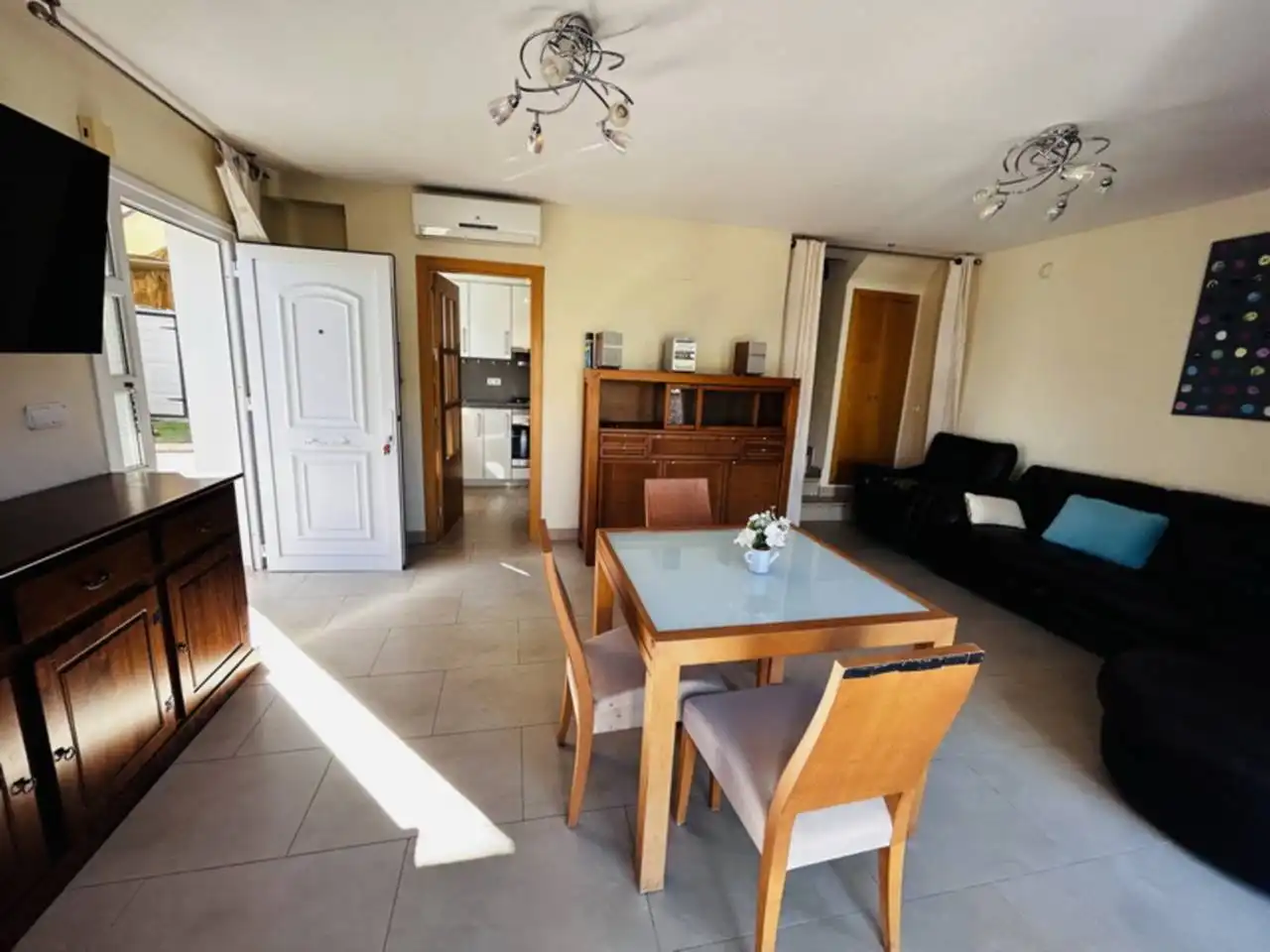 Wohnzimmer von Einfamilien-Reihenhaus zum Verkauf in Almuñécar mit Klimaanlage, Heizung und Terrasse