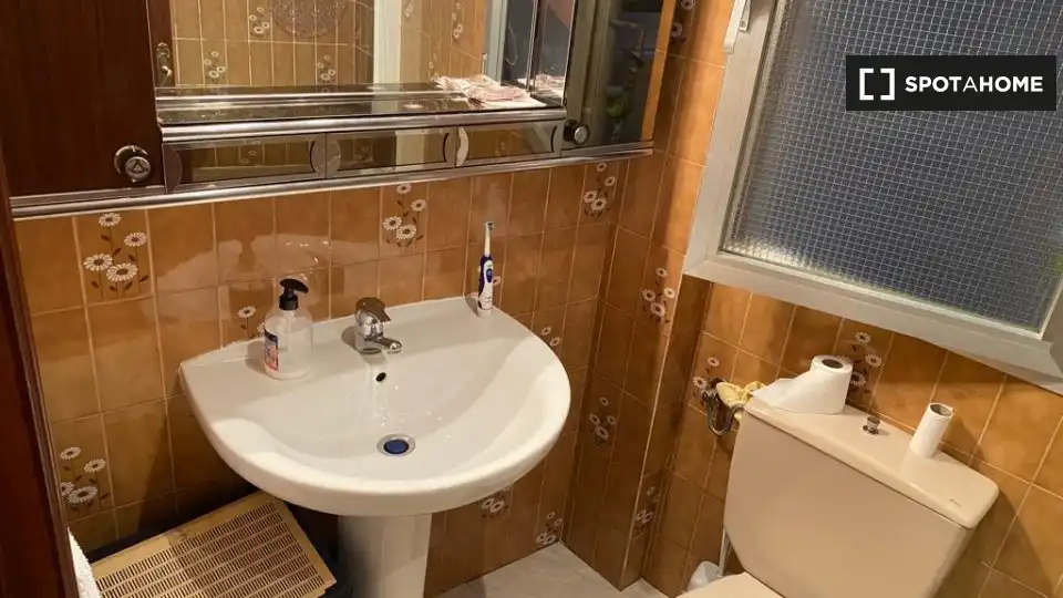 Badezimmer von Wohnung zur untervermieten in Bilbao  mit Klimaanlage, Heizung und Möbliert