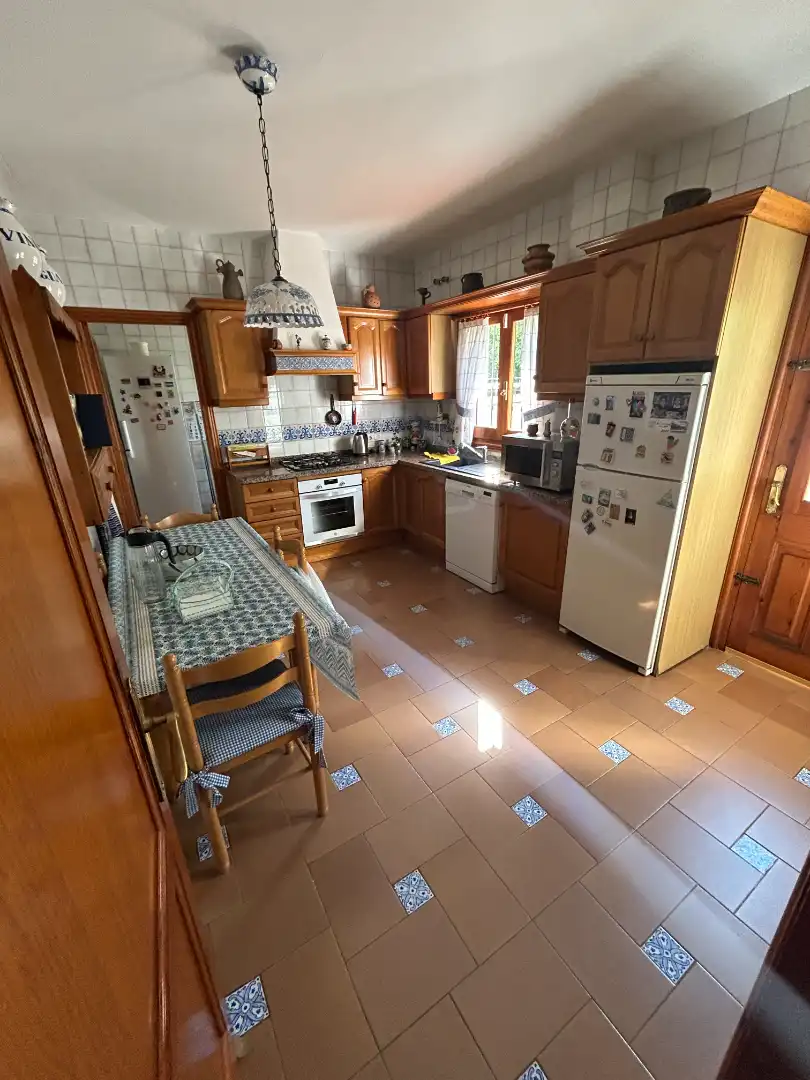 Cuina de Casa adosada en venda en Vélez-Málaga amb Aire condicionat, Calefacció i Jardí privat