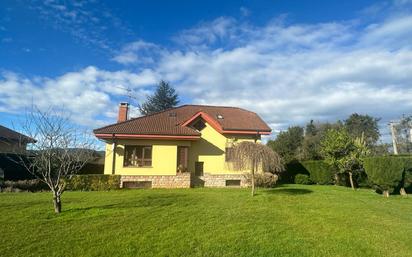 Vista exterior de Casa o xalet en venda en Castrillón amb Terrassa i Balcó