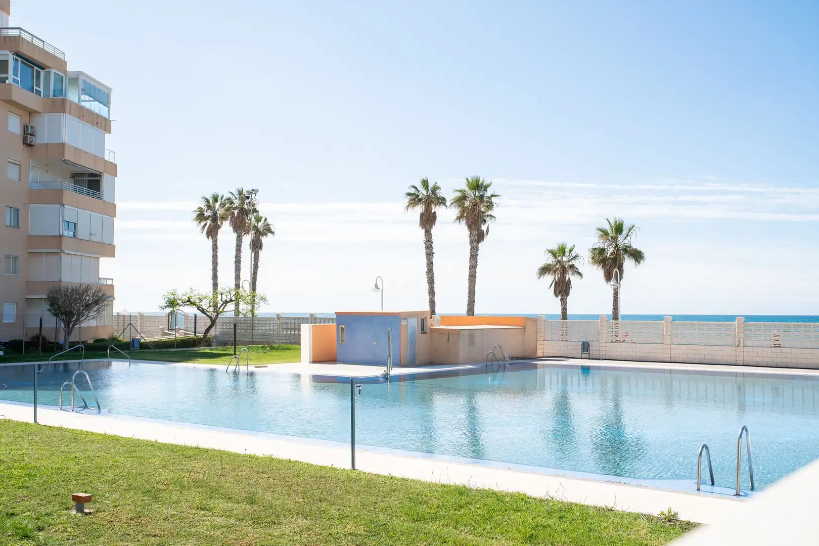 Schwimmbecken von Wohnungen zum Verkauf in Algarrobo mit Terrasse