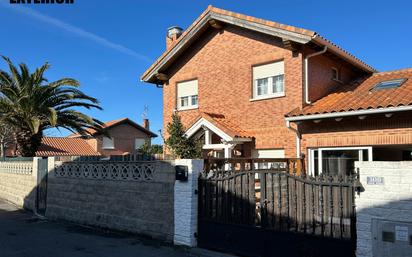 Vista exterior de Casa adosada en venda en Bareyo amb Calefacció, Jardí privat i Moblat