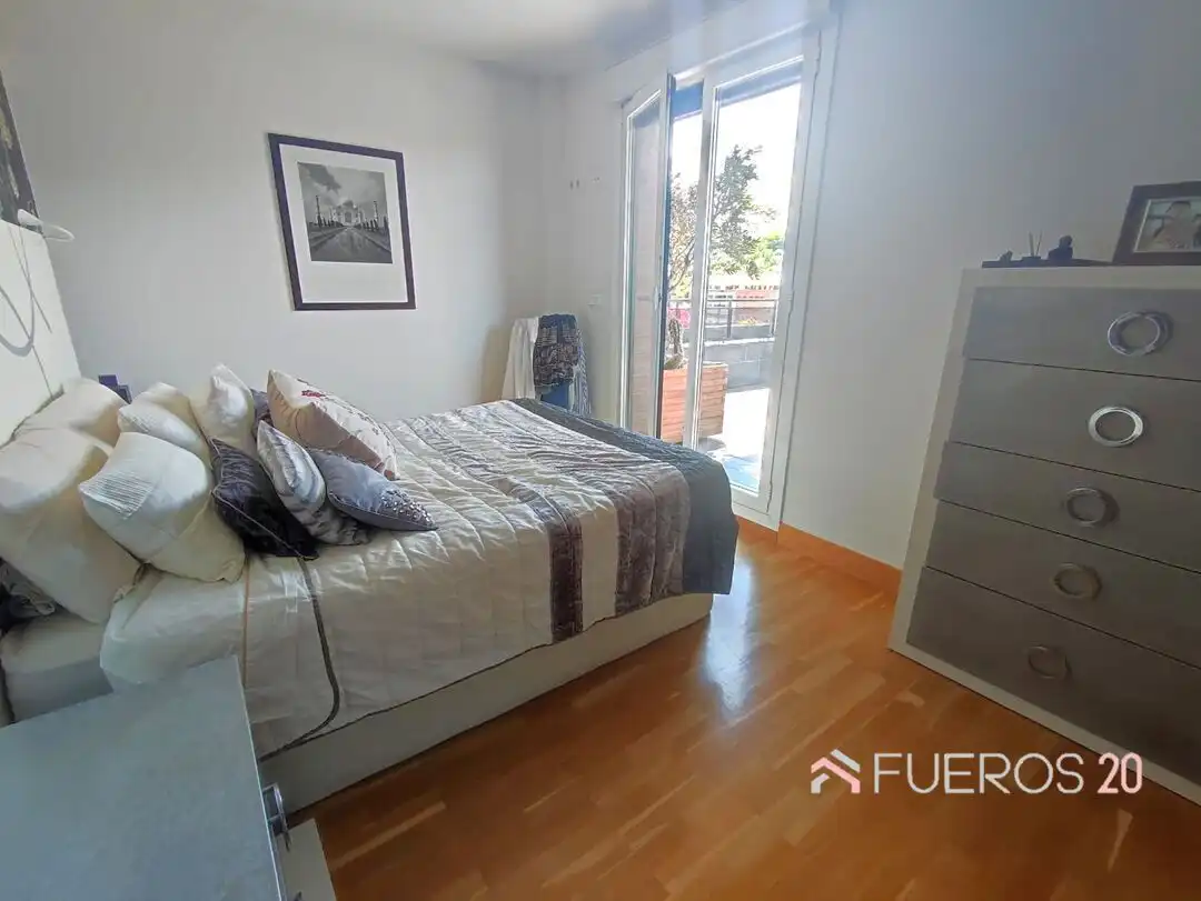 Schlafzimmer von Dachboden zum Verkauf in Barakaldo  mit Heizung, Terrasse und Abstellraum