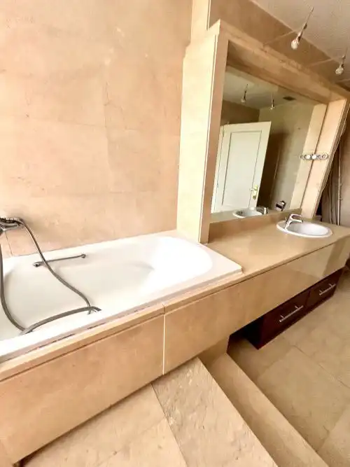 Badezimmer von Wohnung zur Miete in Madrid mit Heizung, Parkett und Terrasse
