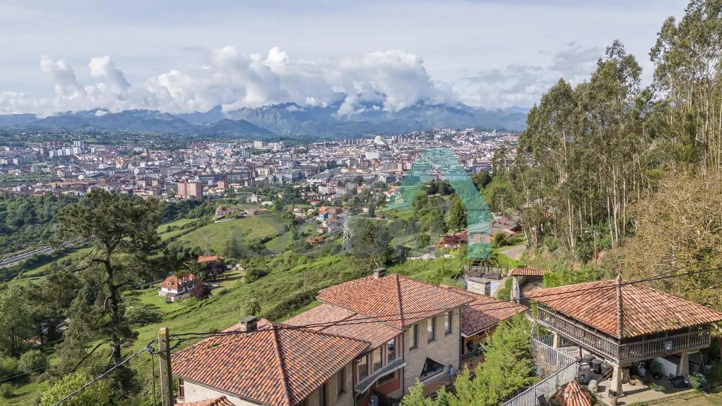 Vista exterior de Casa o chalet en venta en Oviedo  con Calefacción, Jardín privado y Parquet