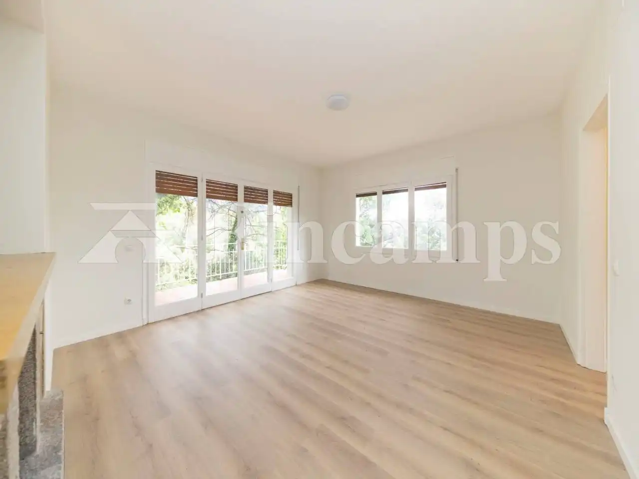 Sala d'estar de Casa o xalet en venda en Castellar del Vallès amb Jardí privat, Parquet i Terrassa