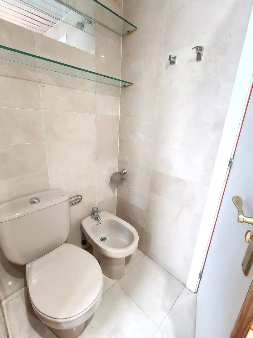 Badezimmer von Maisonette zum Verkauf in Barcelona mit Klimaanlage, Heizung und Parkett