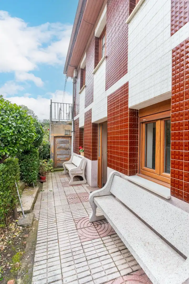 Vista exterior de Casa o xalet en venda en Lena amb Calefacció, Terrassa i Traster