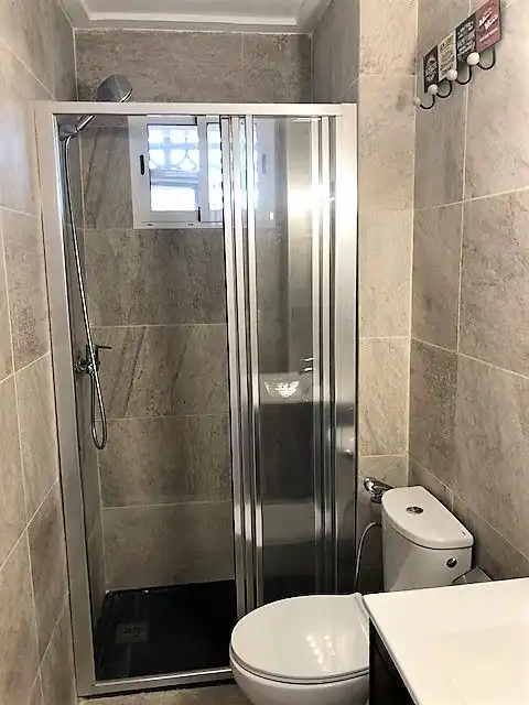 Badezimmer von Wohnung zur Miete in Santa Pola mit Möbliert, Waschmaschine und Mikrowelle