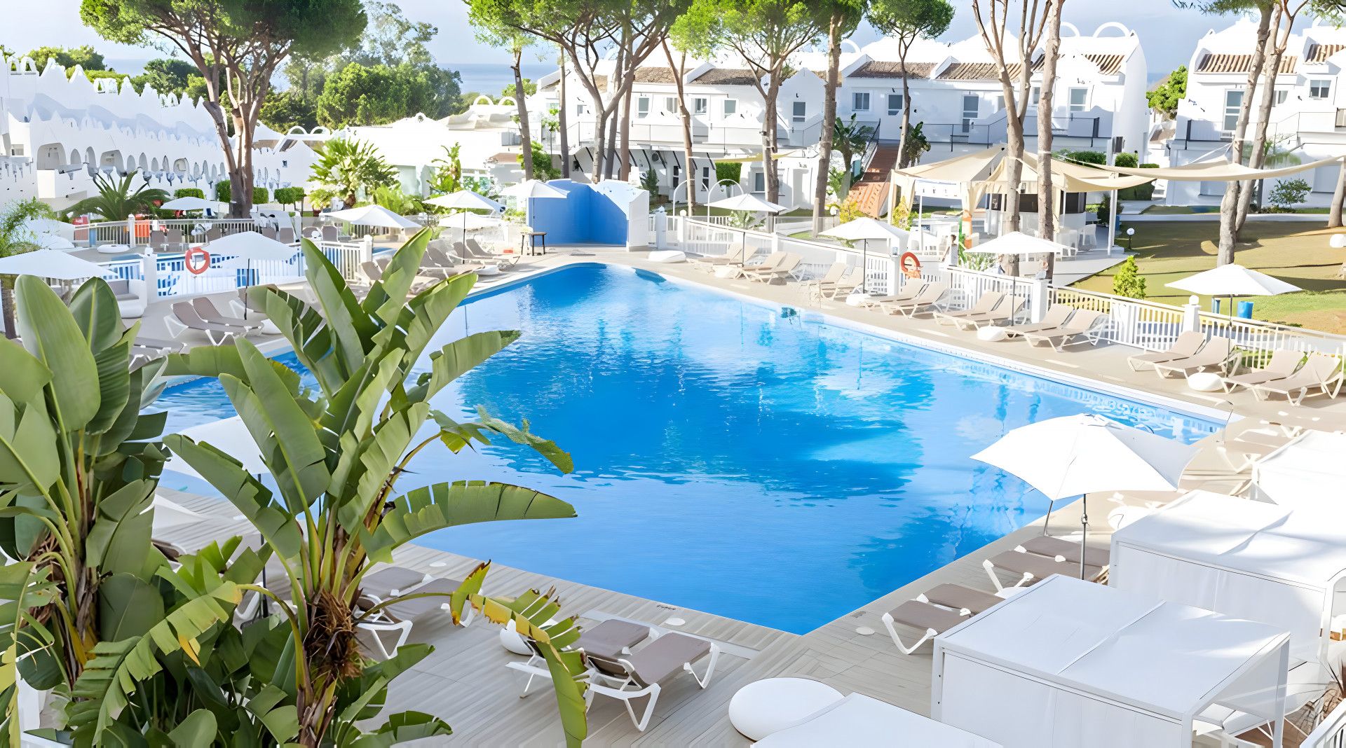 Swimming pool of Single-family semi-detached for sale in Marbella  with Air Conditioner, Terrace and Swimming Pool