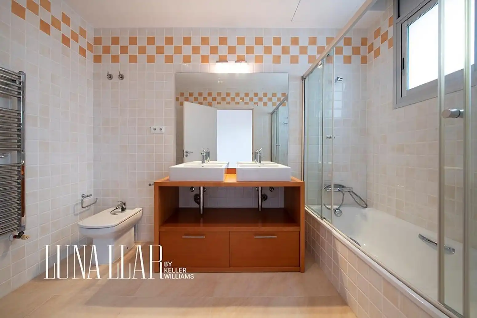 Bathroom of Houses for sale in Castelldefels  with Air Conditioner, Heating and Parquet flooring