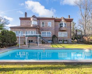 Vista exterior de Casa o xalet en venda en Pozuelo de Alarcón amb Aire condicionat, Calefacció i Jardí privat