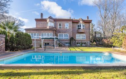 Exterior view of House or chalet for sale in Pozuelo de Alarcón  with Air Conditioner, Heating and Private garden