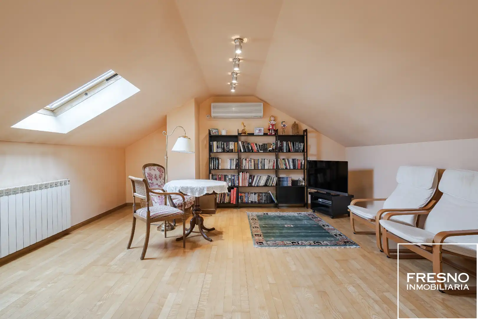 Living room of Detached homes for sale in Cobeña  with Air Conditioner, Heating and Private garden