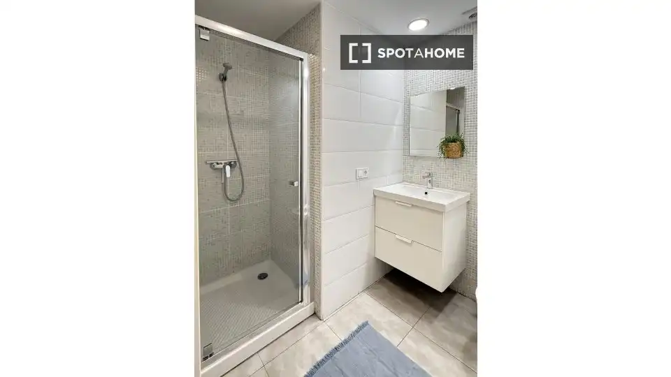 Baño de Piso de alquiler en Valencia con Aire acondicionado, Calefacción y Amueblado
