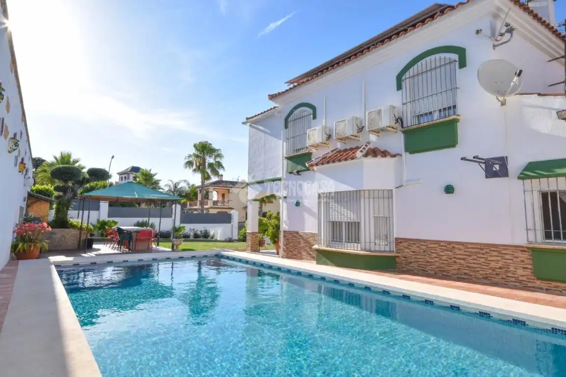 Vista exterior de Casa o chalet en venta en Alhaurín de la Torre con Aire acondicionado y Piscina