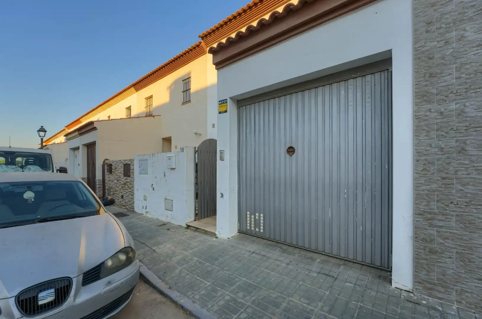 Vista exterior de Casa adosada en venta en Umbrete con Aire acondicionado, Terraza y Trastero
