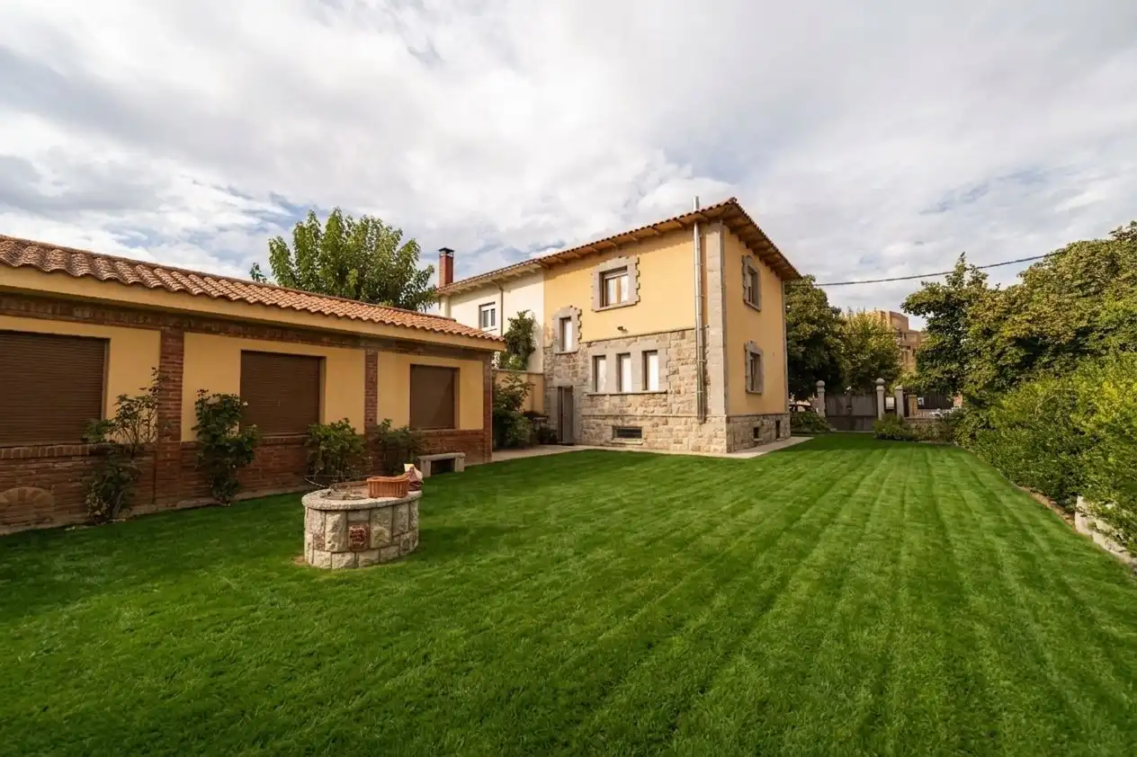 Vista exterior de Casa o chalet en venta en León Capital  con Calefacción