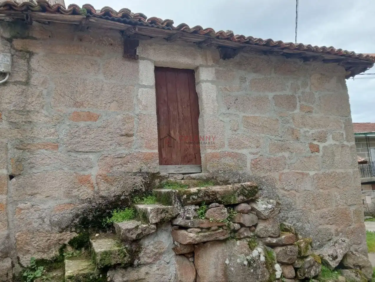 Außenansicht von Einfamilien-Reihenhaus zum Verkauf in Allariz mit Heizung, Terrasse und Abstellraum