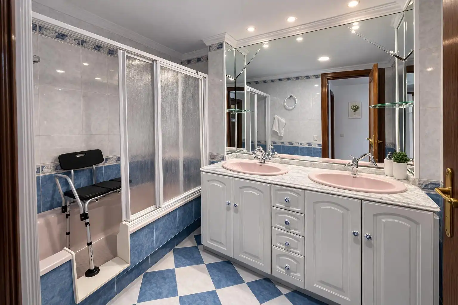 Badezimmer von Wohnungen zum Verkauf in Málaga mit Abstellraum und Gemeinschaftspool