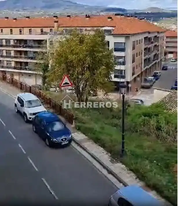Vista exterior de Apartament en venda en Albelda de Iregua amb Calefacció, Parquet i Traster