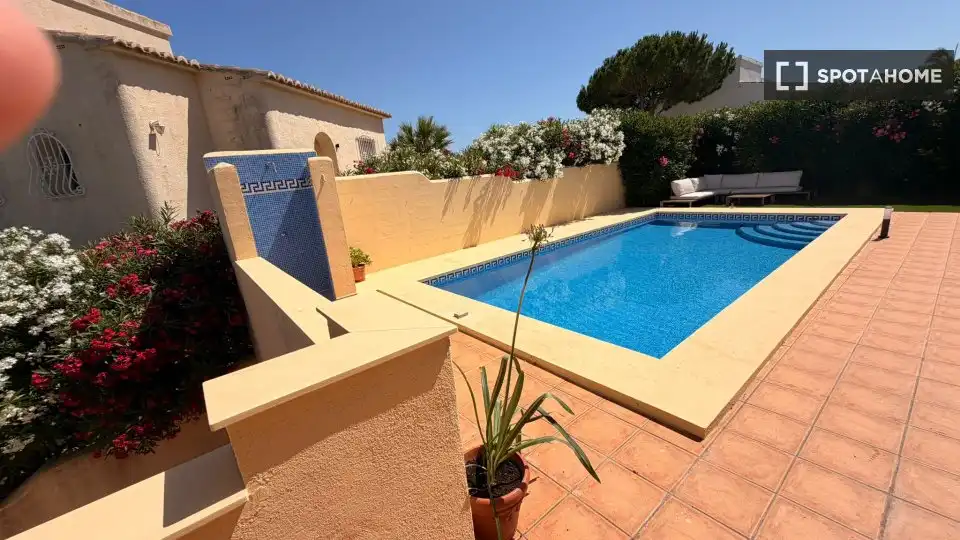 Piscina de Apartament per a compartir en Benitachell / El Poble Nou de Benitatxell amb Aire condicionat, Terrassa i Moblat