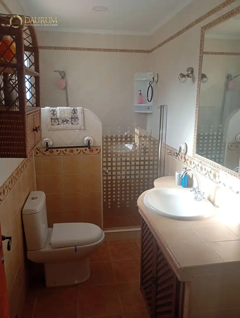 Bany de Casa o xalet en venda en La Rinconada amb Aire condicionat i Piscina