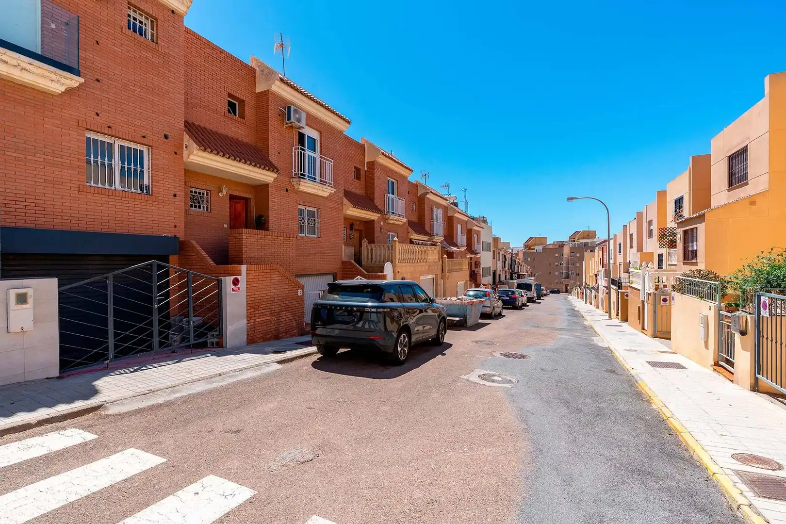 Vista exterior de Casa adosada en venda en Roquetas de Mar amb Terrassa