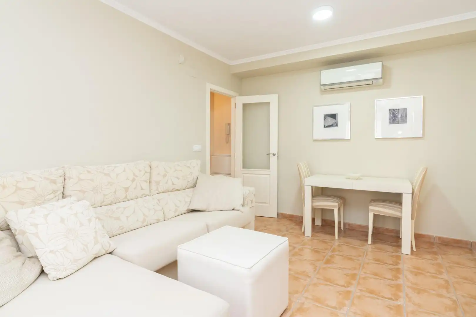 Sala d'estar de Pis en venda en Vélez de Benaudalla amb Aire condicionat, Terrassa i Moblat